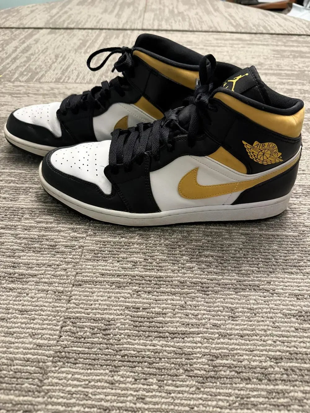 Nike Air Jordan 1 Mid Shoes Mens Size 11.5 White Black Metallic Gold 554724-177